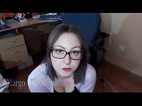 ❤️ Nighean gnèitheach le speuclairean a’ suirghe Dildo gu domhainn air a’ chamara ❤️  Porno fb  leinn  ❤